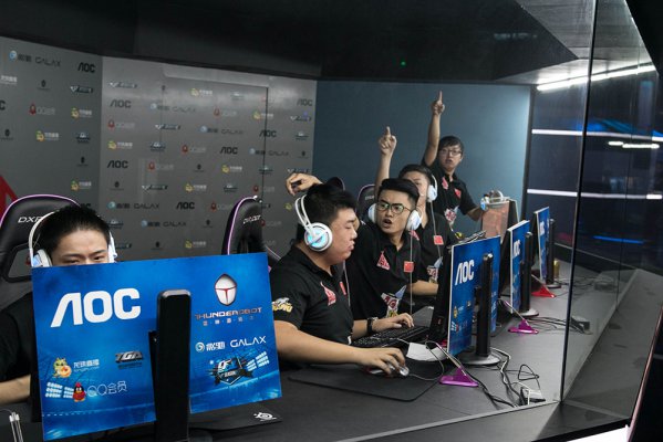 里夫斯与拉 里夫斯与拉